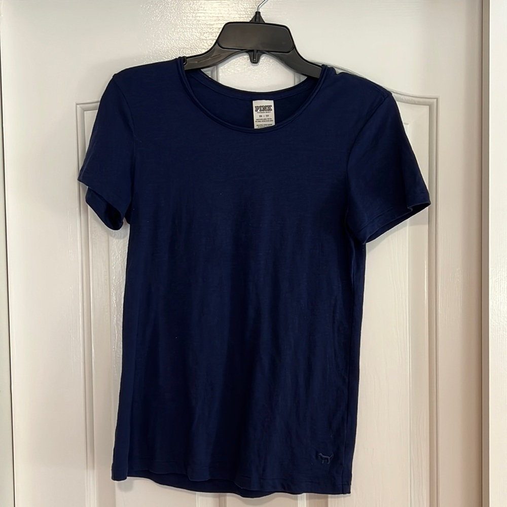 Navy blue “PINK” by Victorias Secret tshirt in size XS. In great condition.